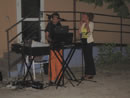 Canti in karaoke durante la festa