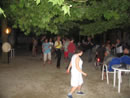 Foto degli ospiti mentre ballano alla festa