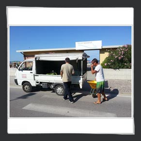 Venditore  di cocomere davanti l'ingresso alla spiaggia di Villa Marina