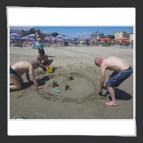 Giochi e castelli di sabbia in spiaggia
