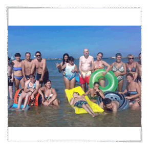Foto di gruppo in acqua a Igea Marina Rimini