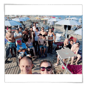Foto di gruppo in spiaggia a Villa Marina
