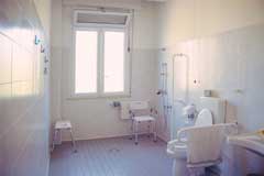 Bagno interno alla camera accessibile ai disabili