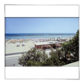 Panorama della spiaggia riservata agli ospiti di Villa Marina