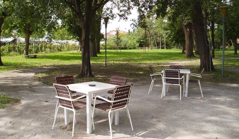 A Villa Marina puoi godere il fresco di un parco ombreggiato riservato agli ospiti